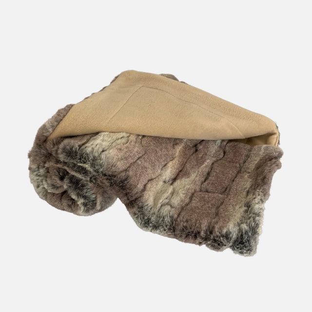 Présentation de la couverture pour chien en fausse fourrure repliée