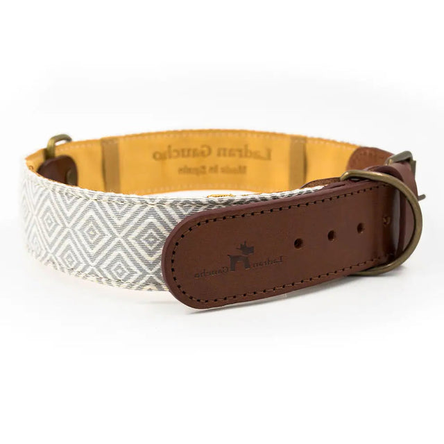 Collier en nubuck et en tissu sur fond neutre