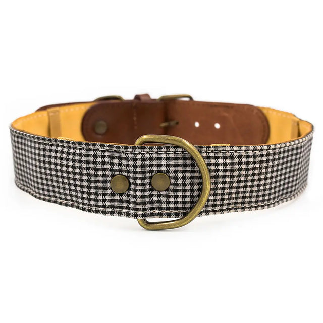 Collier en damier et en nubuck sur fond neutre