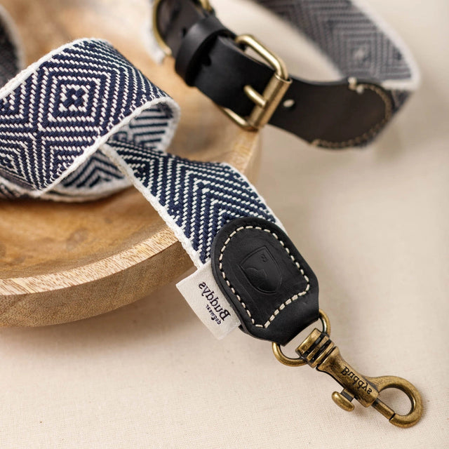 Laisse pour chien en cuir et en toile de coton italienne sur présentoir avec son collier