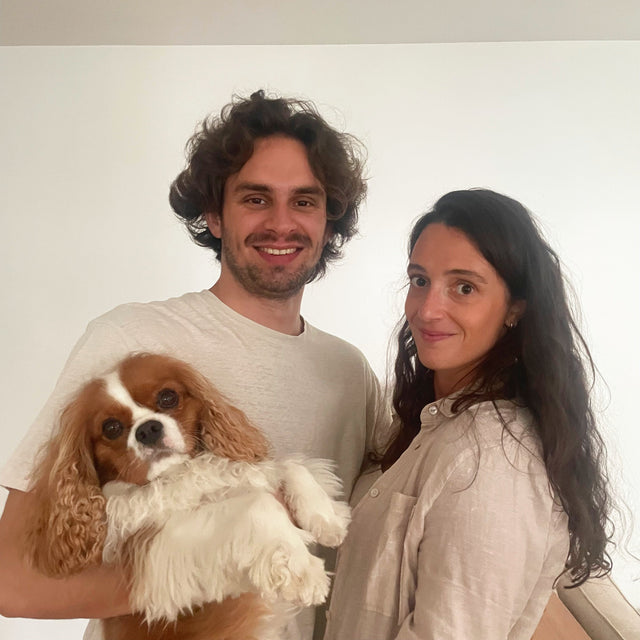 Elsa et Léo, et leur chien Titus, 3 ans