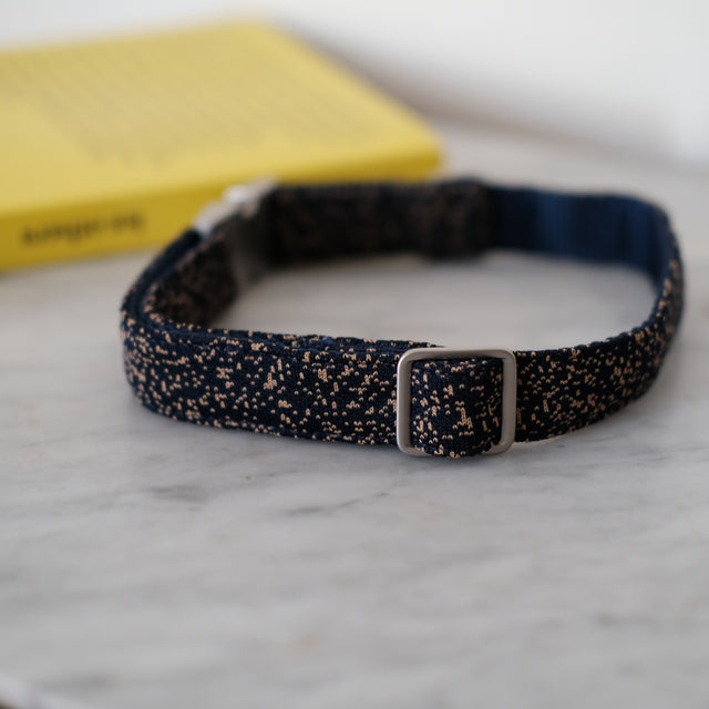 Le Collier Kvadrat - Indigo moucheté