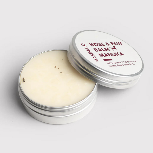 Baume pour pattes et truffe pour chien sur fond neutre