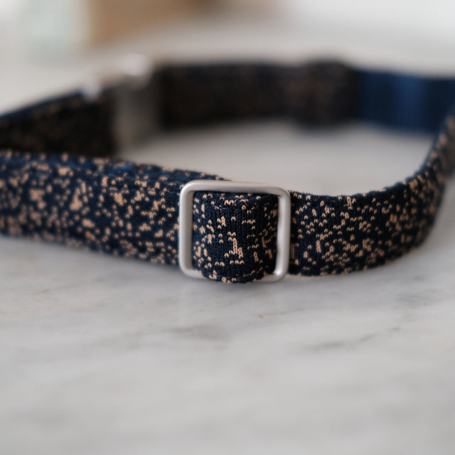 Le Collier Kvadrat - Indigo moucheté