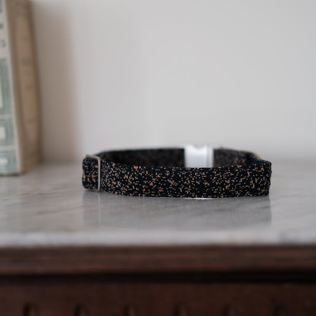 Le Collier Kvadrat - Indigo moucheté