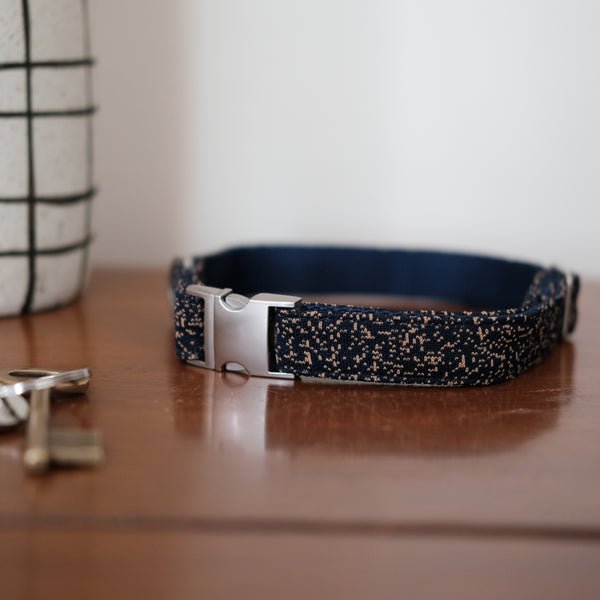 Le Collier Kvadrat - Indigo moucheté