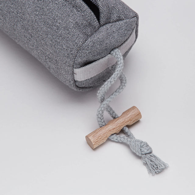 Finitions de pochette à friandises pour chien gris chiné