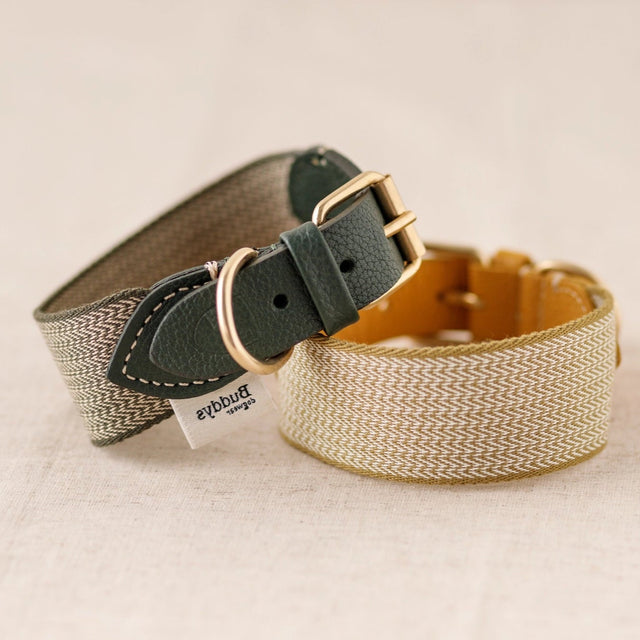 Collier vert et jaune  en toile avec imprimé pied-de-poule et cuir français sur fond neutre