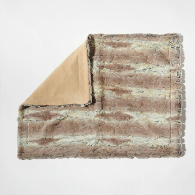 Présentation de la couverture pour chien en fausse fourrure et de sa surface intérieure. 