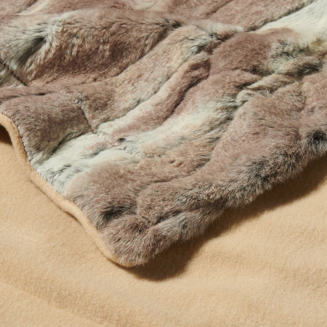 Mise en situation de la couverture pour chien en fausse fourrure