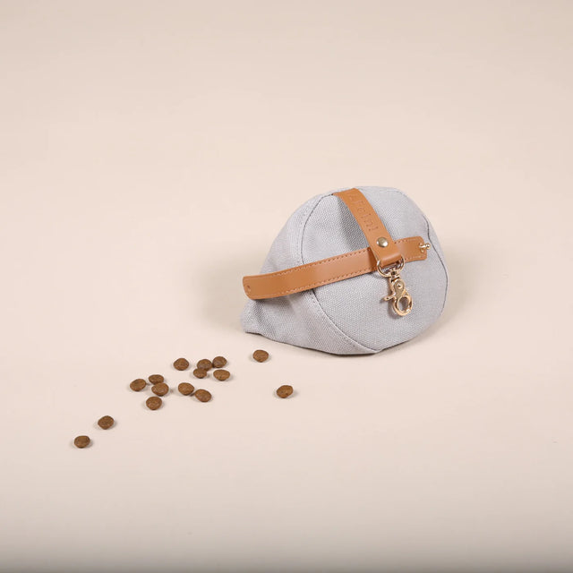 Gamelle d'extérieur avec croquettes