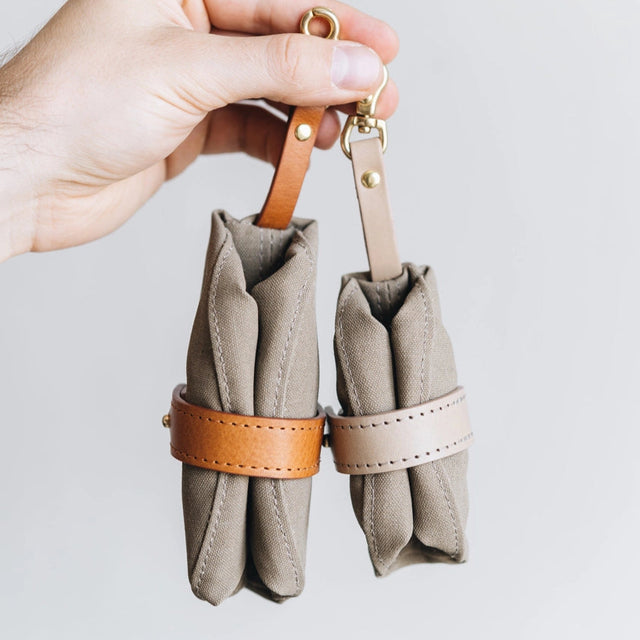 Gamelle de voyage pour chiens repliée et présentée avec une main