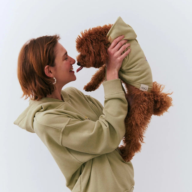 Mannequin avec son chien portant des hoodies similaires