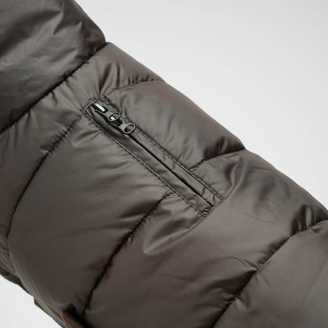 Coutures et finitions de la doudoune pour chien