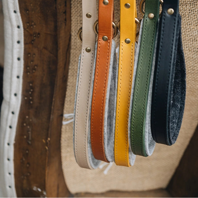 Zoom sur les poignées rembourrées des laisses courtes pour chien