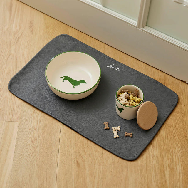 Mise en situation de la gamelle sur un support en cuir dans une cuisine