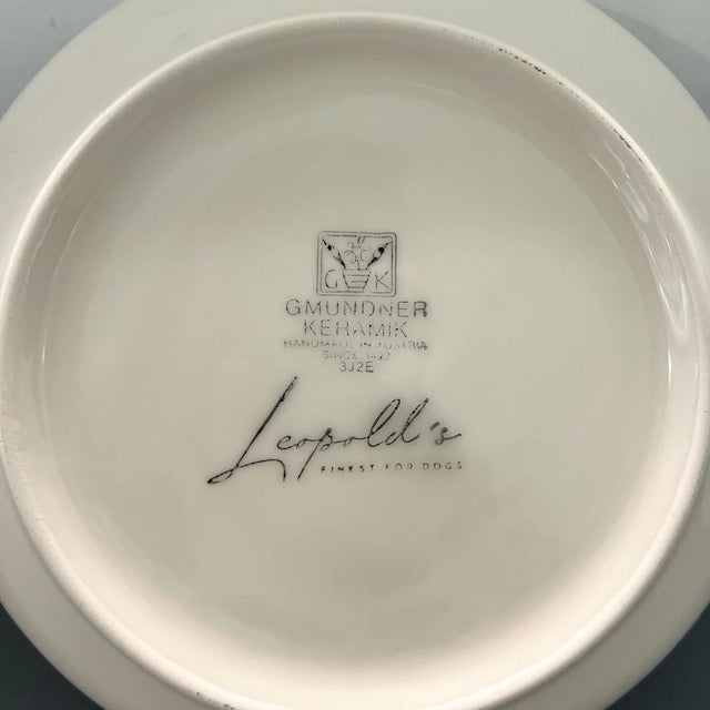 Présentation du dessous de la gamelle en céramique Leopold's 