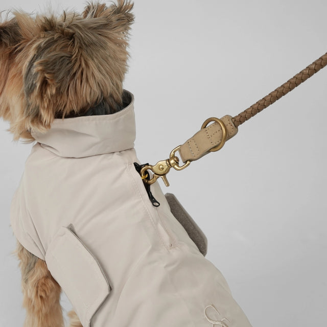 Zoom sur les finitions du manteau de pluie pour chien rose poudré