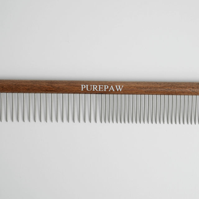 Zoom sur le peigne pour chien Purepaw (Staey) et Prunelle