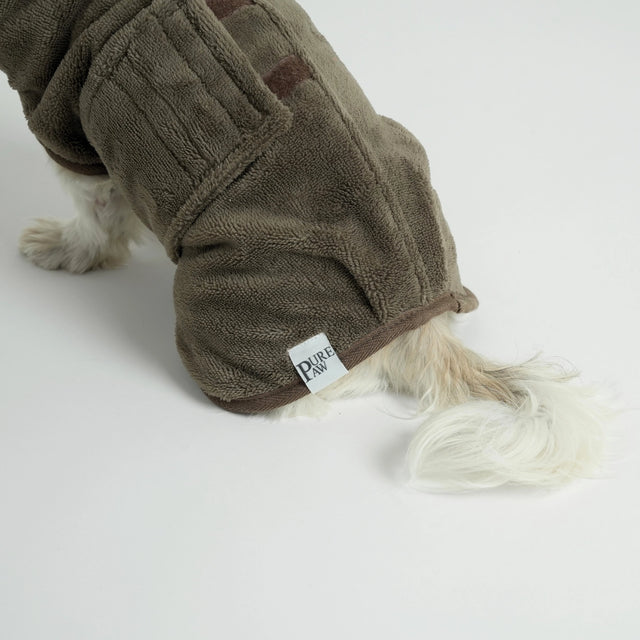 Zoom sur les finitions du peignoir pour chien en bambou et polyester 