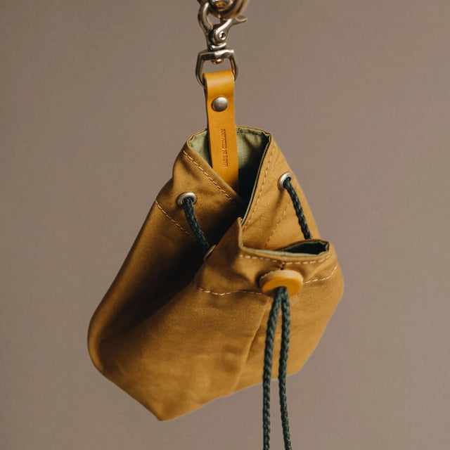 Présentation d'une pochette à friandises jaune pour chien 