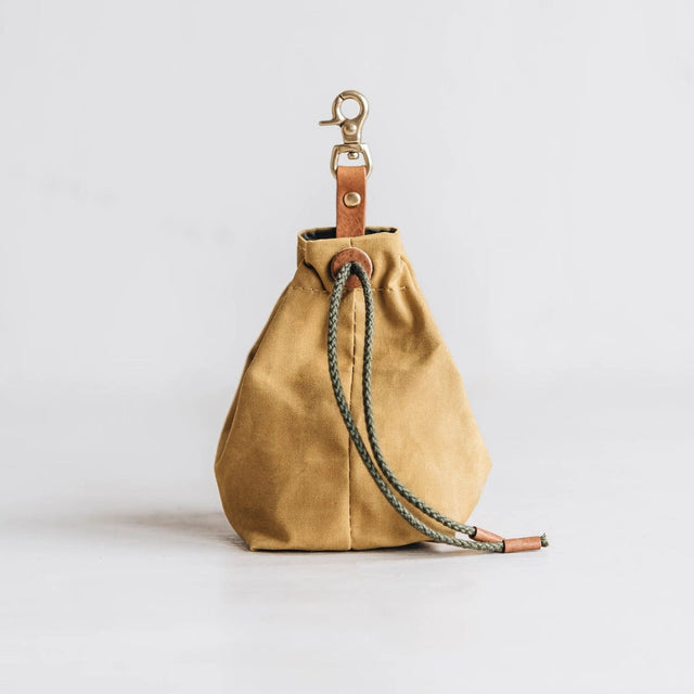 Présentation de la pochette à friandises jaune pour chien 