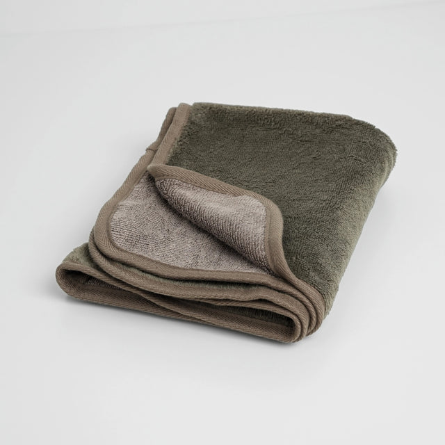 Présentation de la serviette pliée faite à partir de bambou 