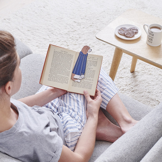 Marque page en forme de chien mise en situation 