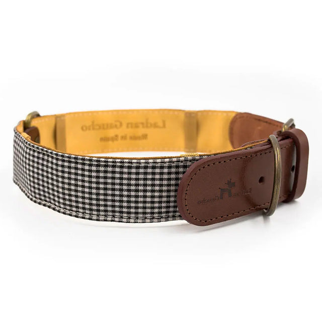 Collier Ladran Gaucho en nubuck et en tissus à damier sur fond neutre