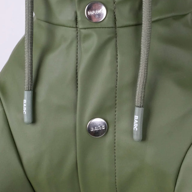 Zoom sur les finitions d'un imperméable pour chien olive