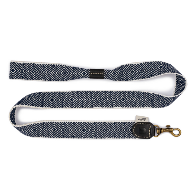 Laisse pour chien en cuir et en toile de coton italienne sur fond neutre