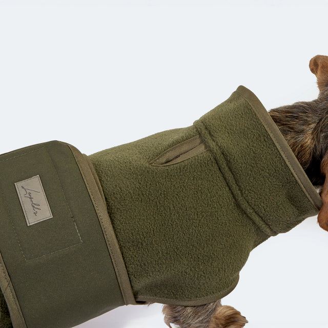 Manteau pour chien en polaire couleur olive zoom sur finition porté