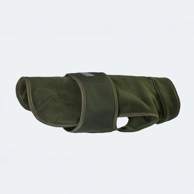 Manteau pour chien en polaire couleur olive sur fond neutre