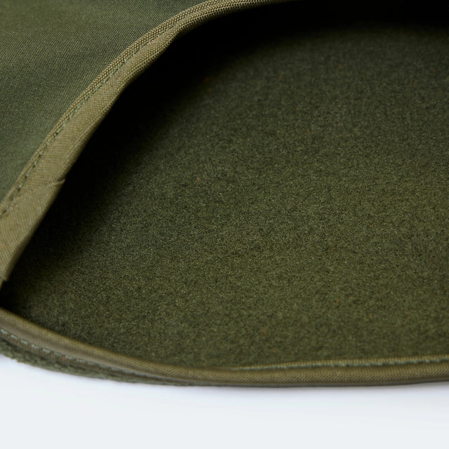 Manteau pour chien en polaire couleur olive sur fond neutre zoom sur finition