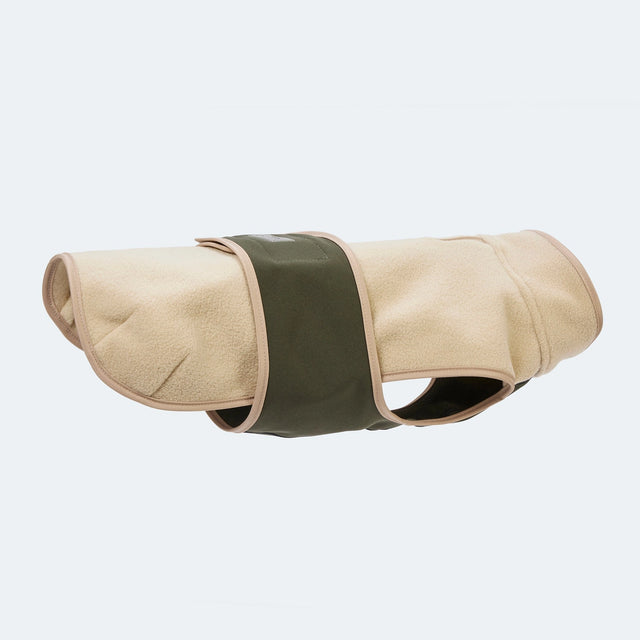 Manteau pour chien en polaire et softshell sur fond neutre