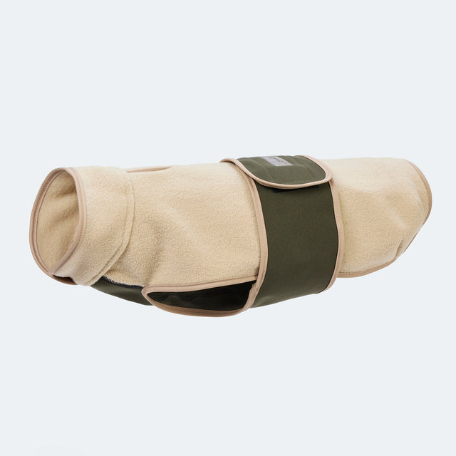 Manteau pour chien en polaire et softshell sur fond neutre