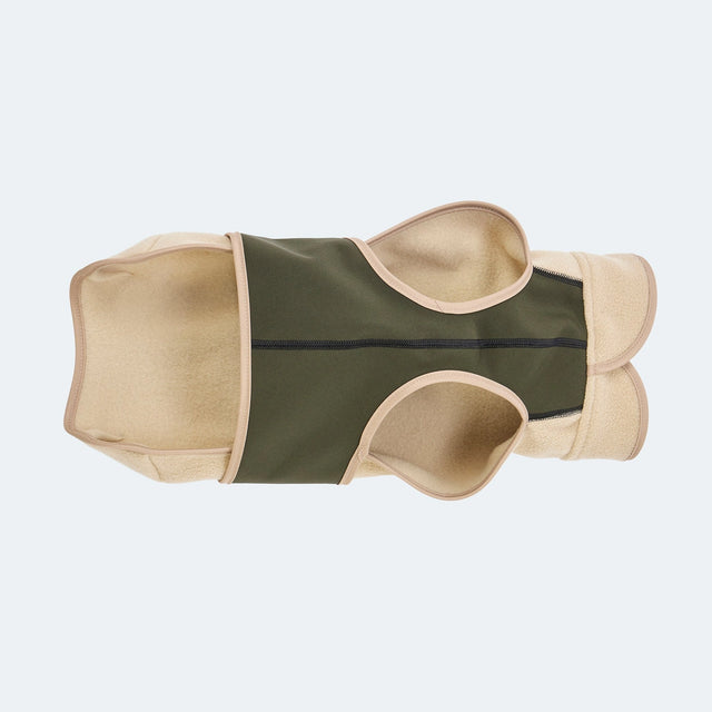 Manteau pour chien en polaire et softshell sur fond neutre vue du bas