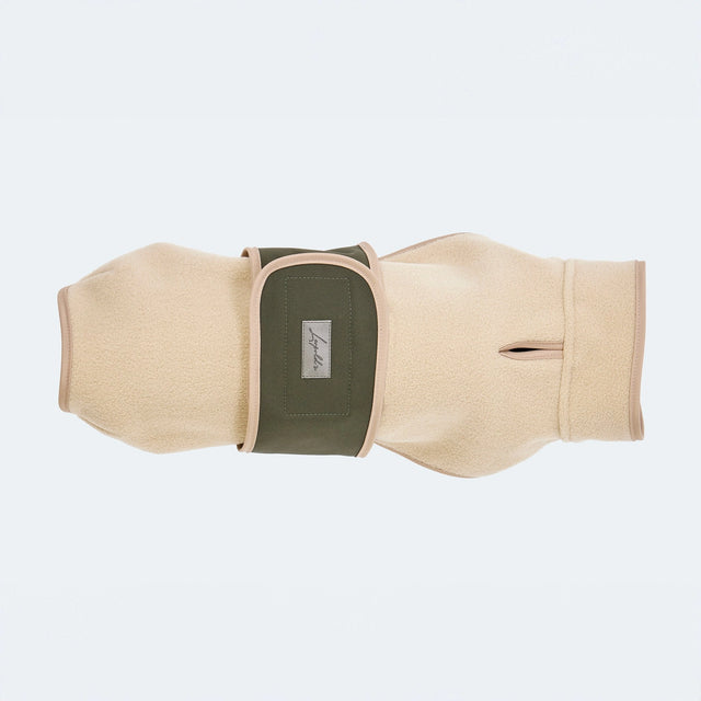 Manteau pour chien en polaire et softshell sur fond neutre