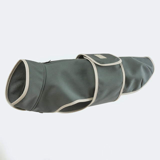 Manteau en softshell pour chien fait à la main sur fond neutre