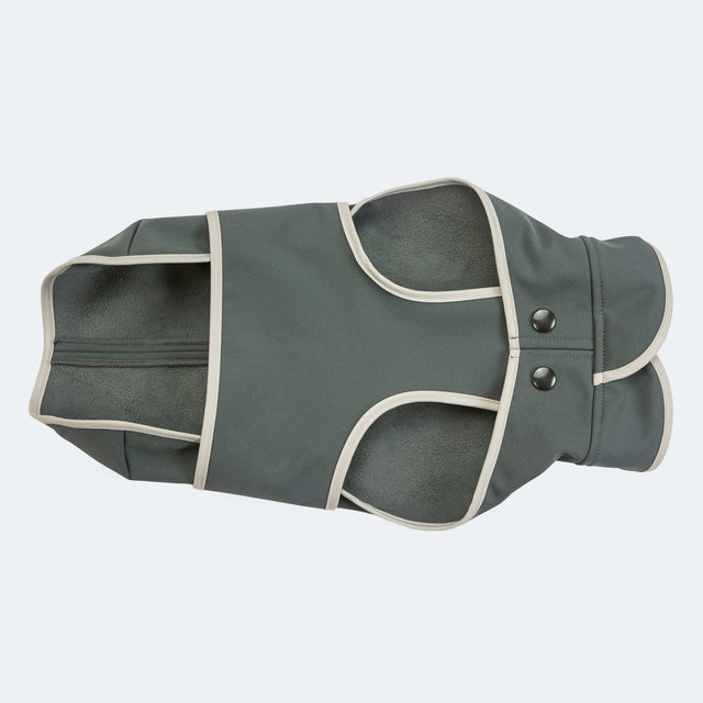 Manteau en softshell pour chien fait à la main sur fond neutre