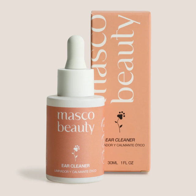 Sérum nettoyant oreilles pour chien sur fond neutre