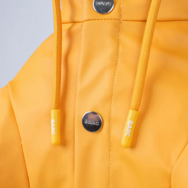 Zoom sur les finitions d'imperméable orange pour chien