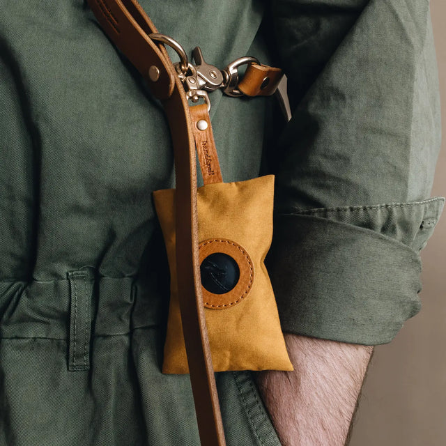 Porte-sacs à crottes moutarde porté sur un modèle
