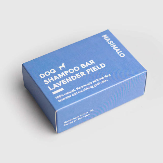 Shampoing naturel pour chien à la lavande emballé sur fond neutre 