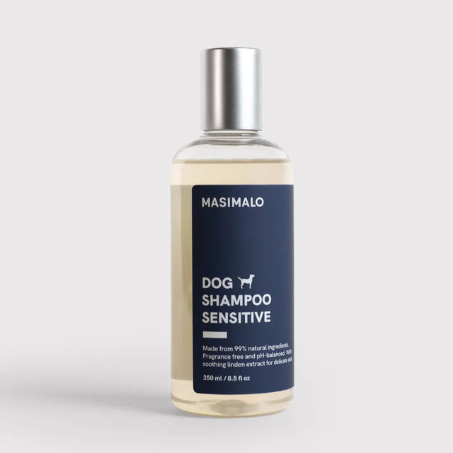 Shampoing pour chien à la peau sensible dans un flacon sur fond neutre