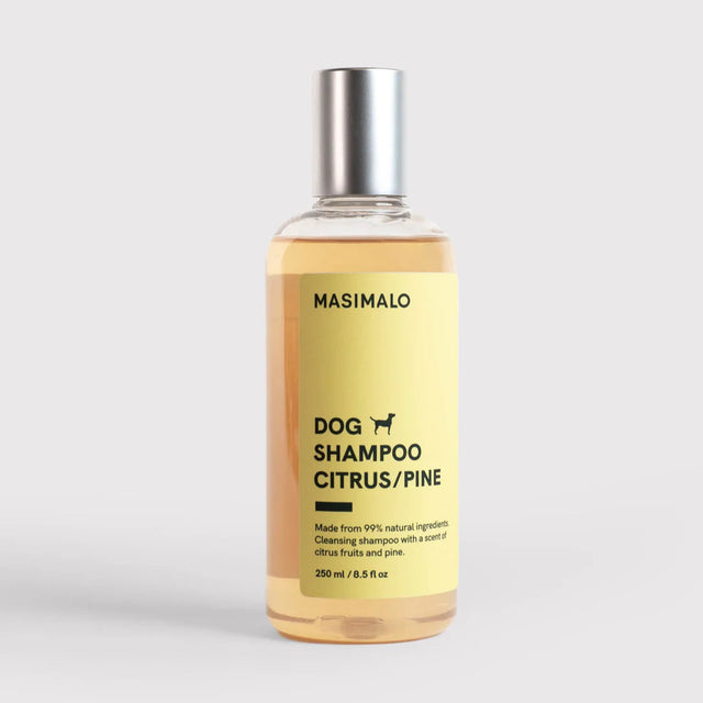 Shampoing naturel pour chien dans un flacon sur fond neutre