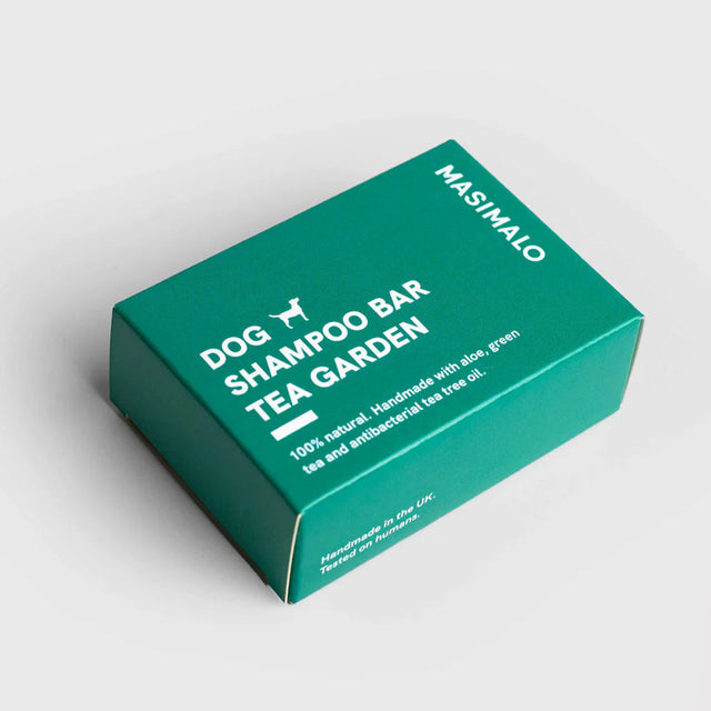 Shampoing naturel pour chien à l'arbre à thé sur fond neutre