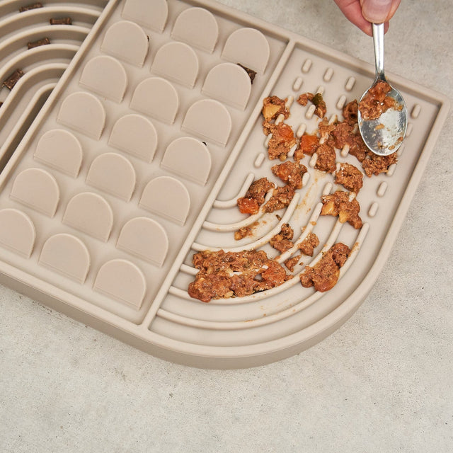 Tapis léchage design pour chien zoom